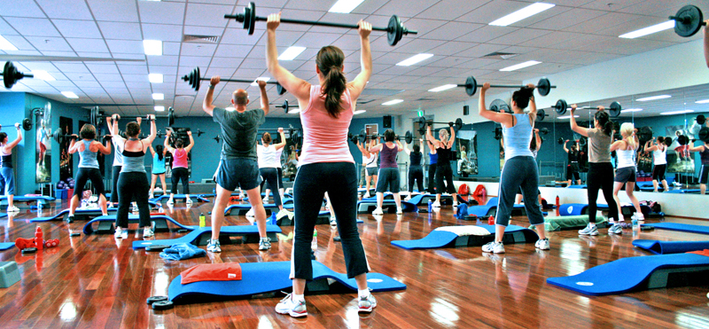 Clase de gimnasia con pesas